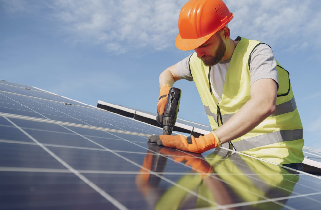 Operario realizando una instalación de un panel solar