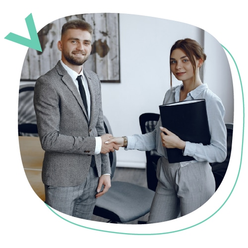 Empleado y cliente de empresa de servicios financieros