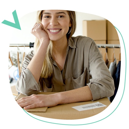 soluciones-gestion-retail-omnicanalidad Empleada empresa retail preparando pedido online