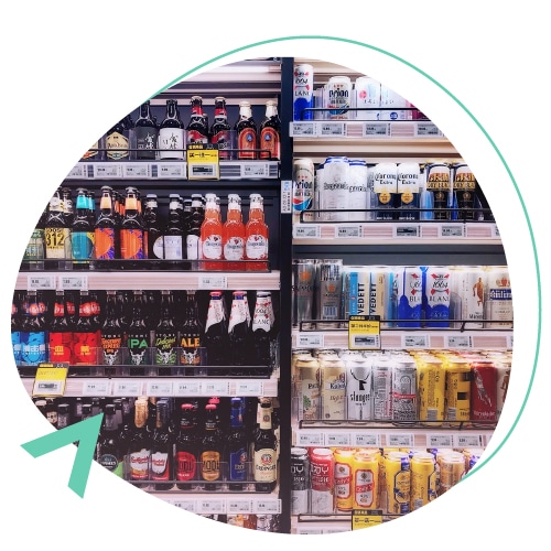 Bebidas refrigeradas en un supermercado