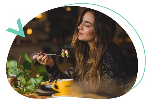 Cliente comiendo en un restaurante