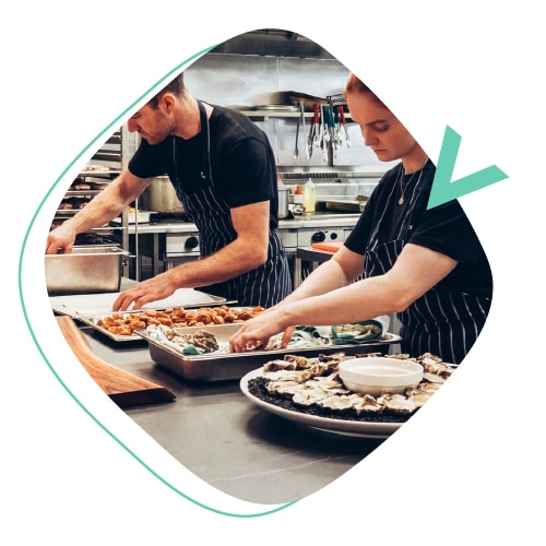 dos cocineros cocinando