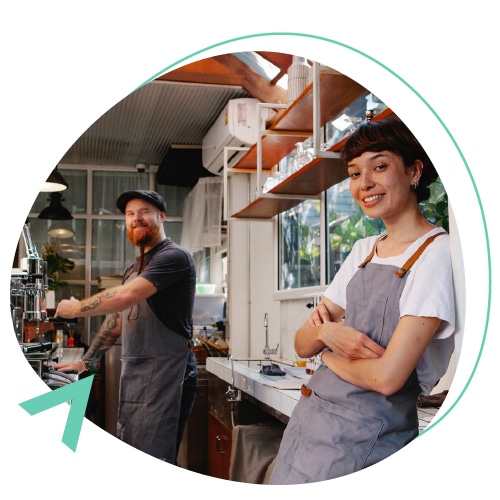 dos cocineros sonriendo en su puesto de trabajo