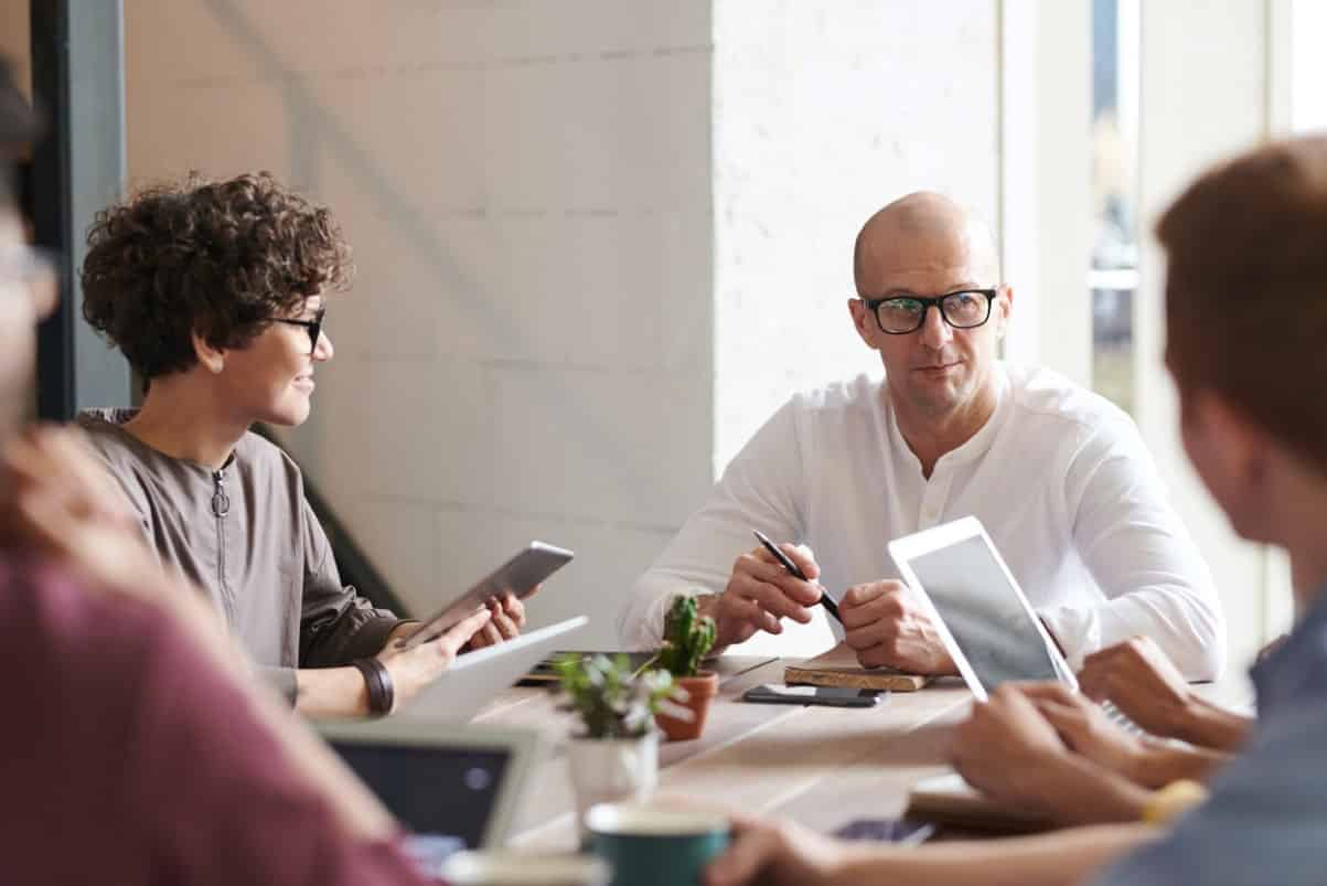 empleados utilizando un crm en su campaña de marketing