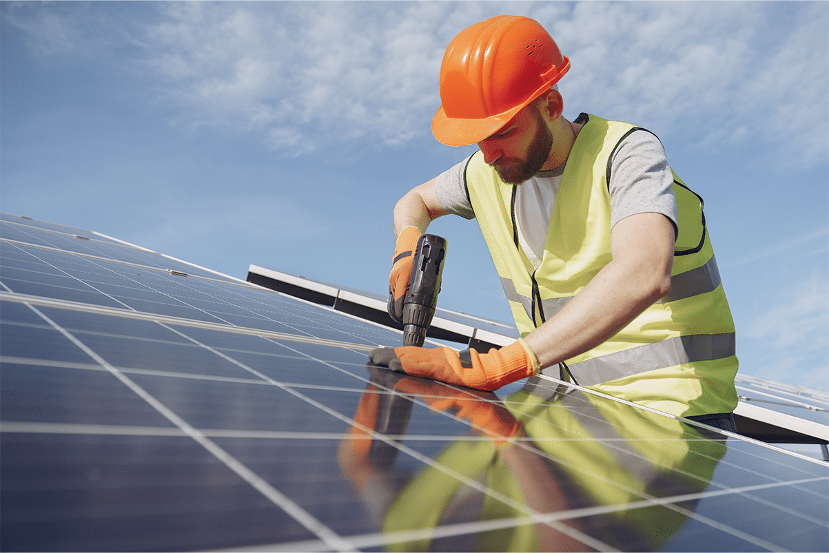 Obrero instalando placas solares