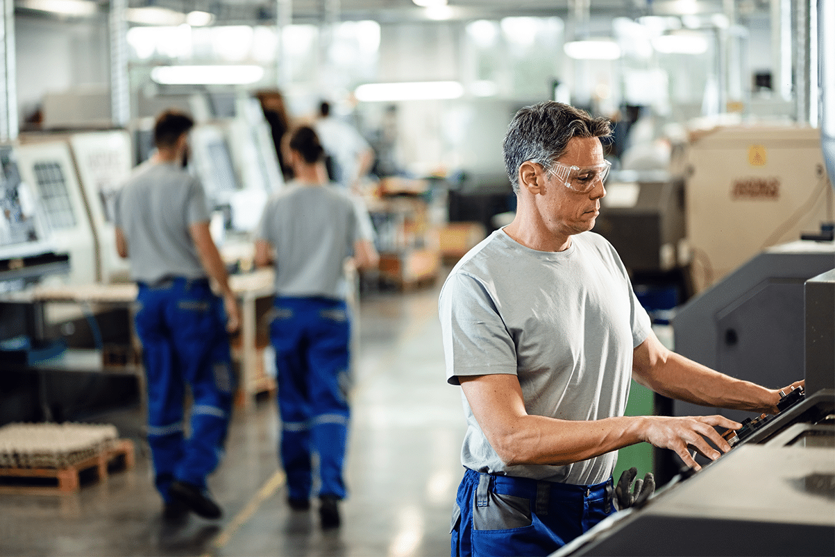 Persona trabajando en una fábrica