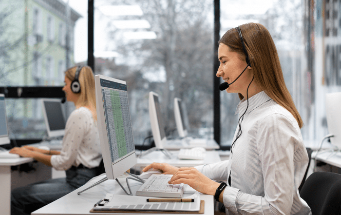 Dos chicas trabajando en contact center con el ordenador
