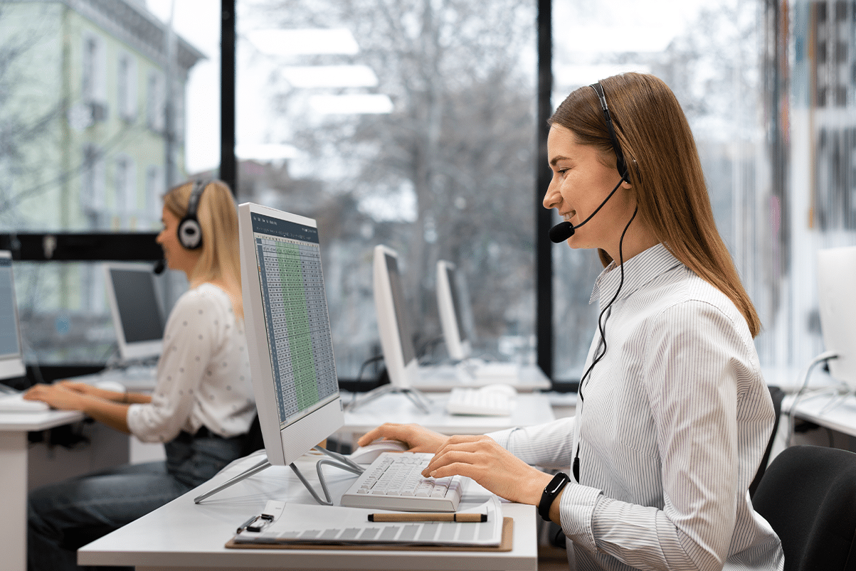 Dos chicas trabajando en contact center con el ordenador