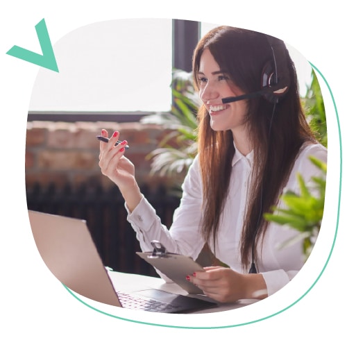 mujer sonriendo utilizando un software de atención al cliente