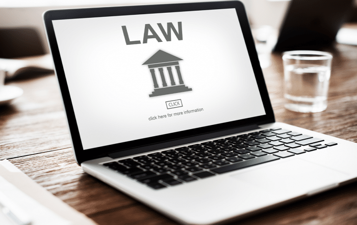 ordenador con portal para abogados abierto