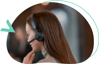 empleada de un call center hablando con un cliente