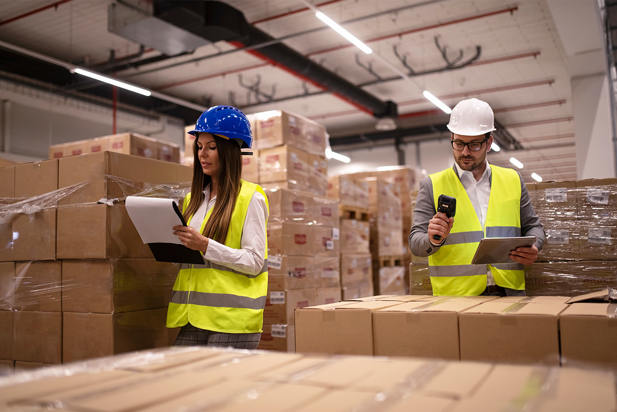 dos personas en almacén haciendo inventario