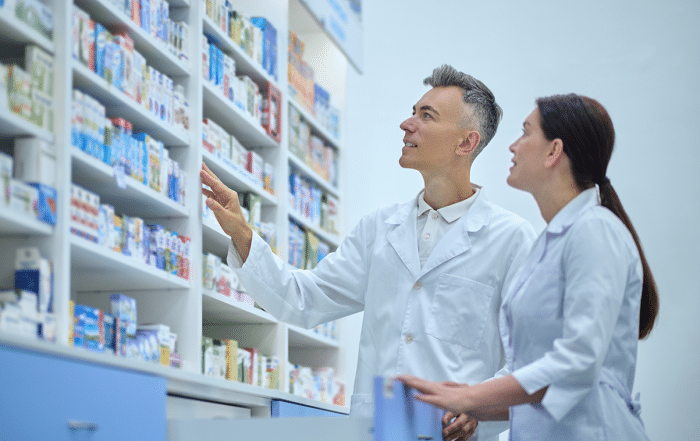 farmacéuticos haciendo inventario