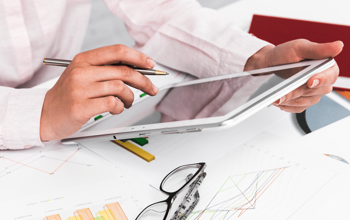 Empresario trabajando con ERP en tablet