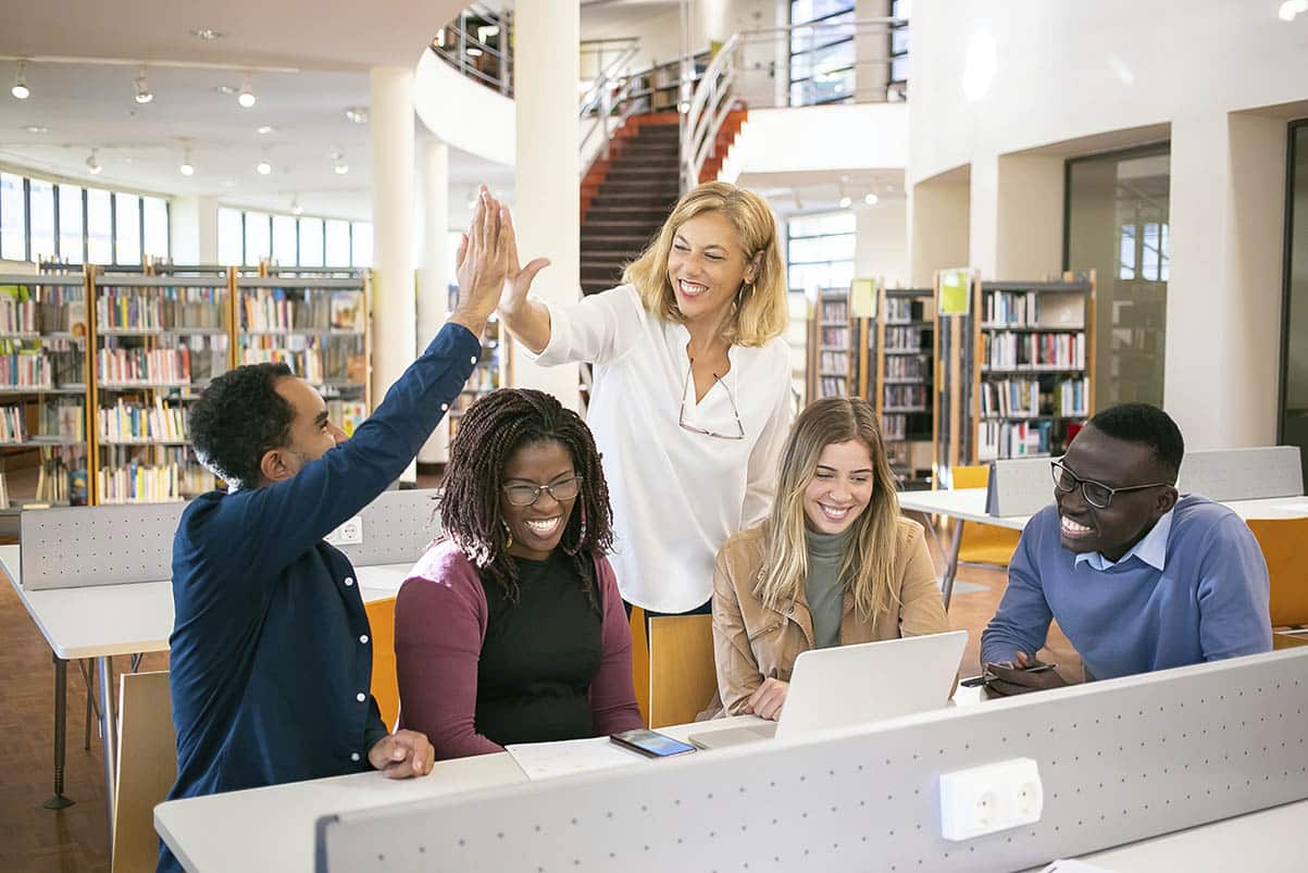 Equipo de trabajo celebrando un éxito en la oficina