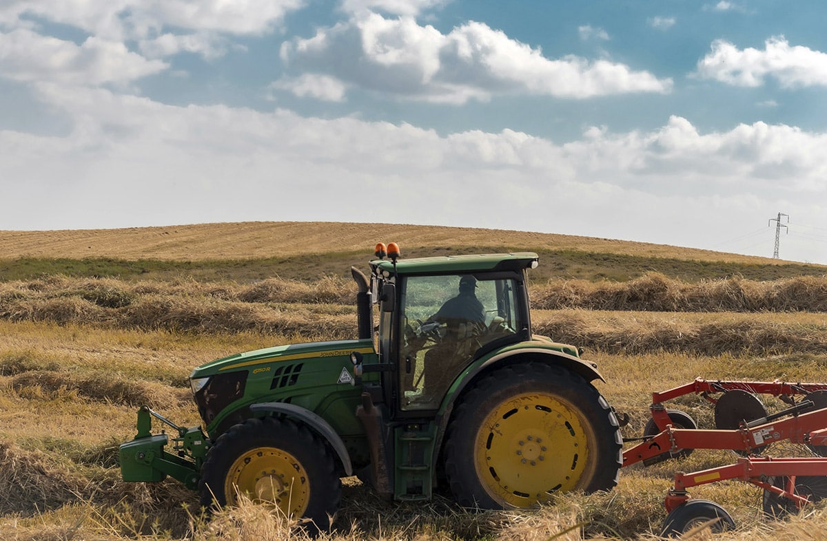 tractor agrícola en el campo