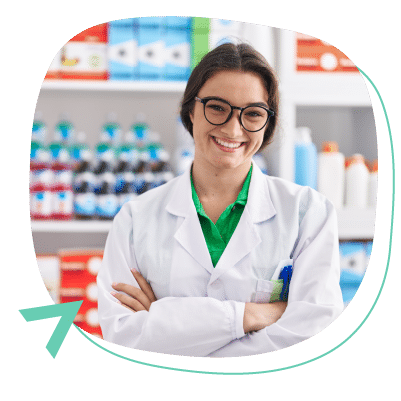 joven farmacéutica sonriendo en el mostrador de una farmacia
