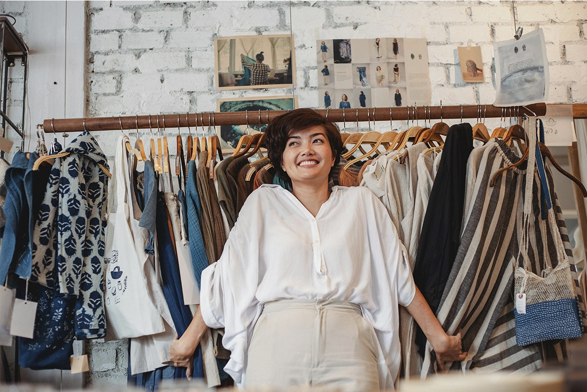 clienta sonriendo en una tienda de ropa