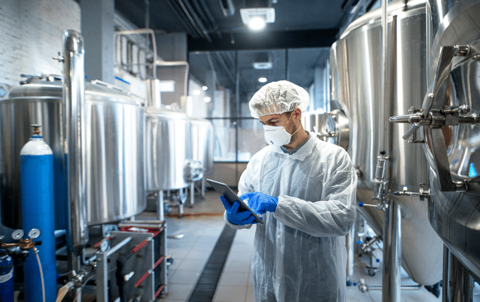 hombre en una industria con una tablet