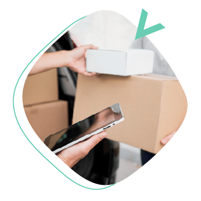 repartidor con cajas y un telefono movil en la mano
